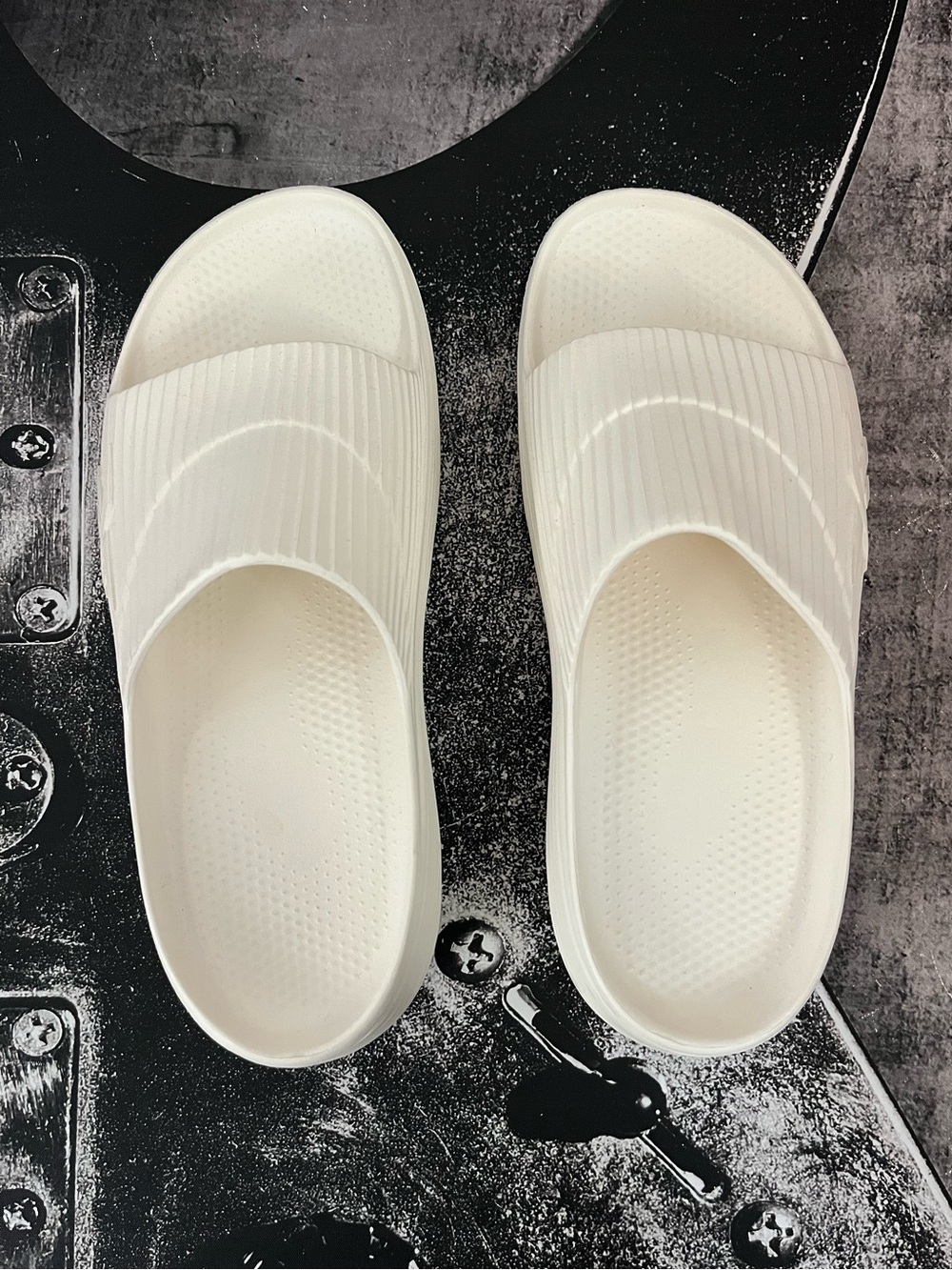 NEW Reebok Slides - Picture 12 of 13